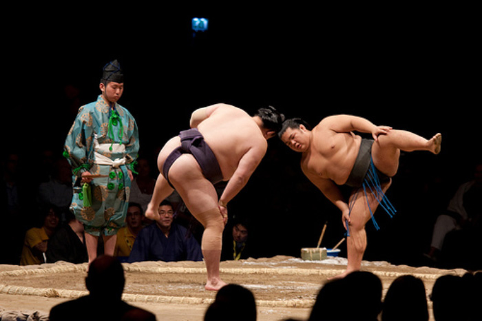 Sumo Nhật Bản nặng bao nhiêu?