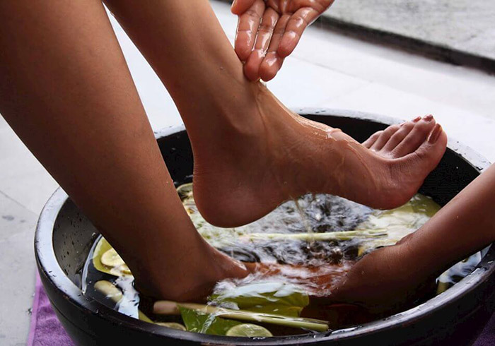 Ngâm chân với nước lá lốt để giảm sưng phù