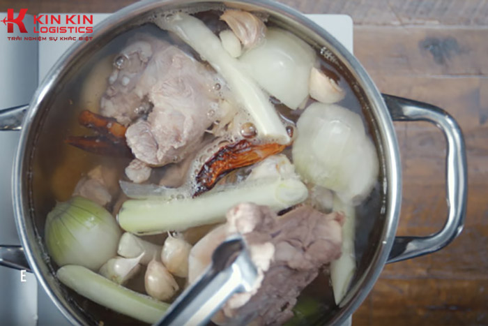 Để có nồi nước dùng ngon ngọt sẽ tốn vài tiếng đồng hồ