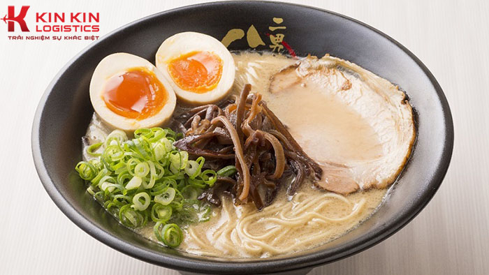 Tonkotsu với nước mì nấu rất kỳ công mang lại hương vị thơm ngon khó quên