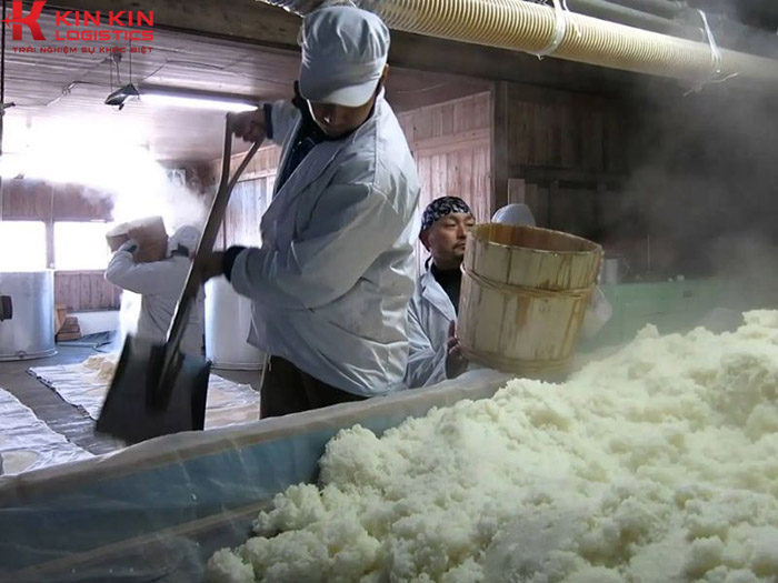 Bước đầu tiên đó chính là nấu cơm để ủ rượu