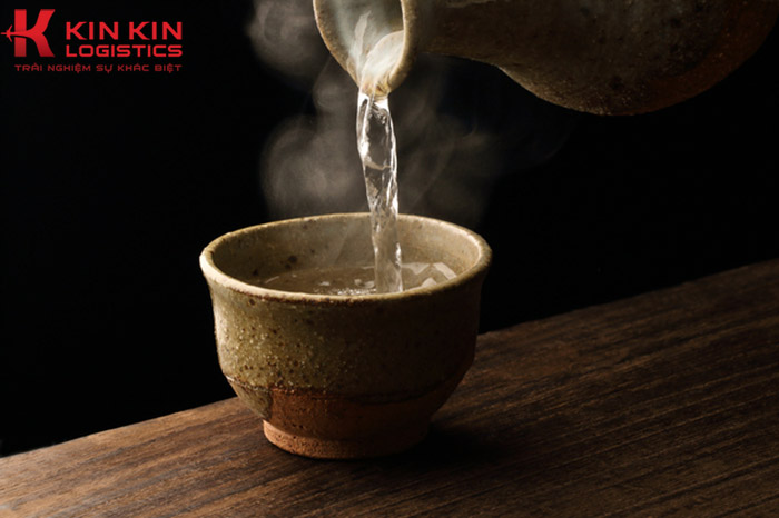 Tùy khẩu vị mà bạn có thể uống rượu sake nóng hoặc lạnh